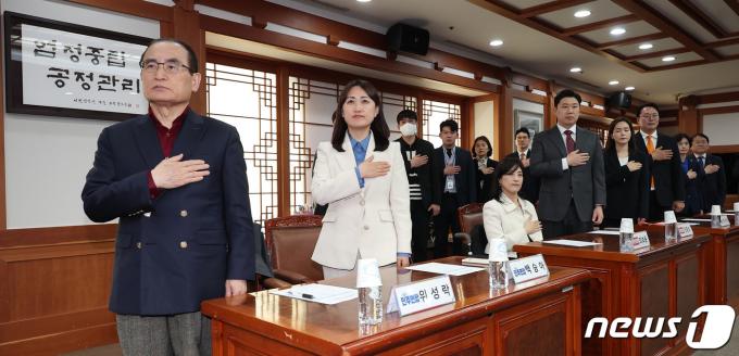 [사진] 국기에 대한 경례하는 비례대표국회의원 당선인