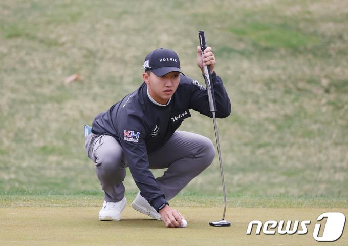 [사진] 퍼팅 라인 살피는 김홍택