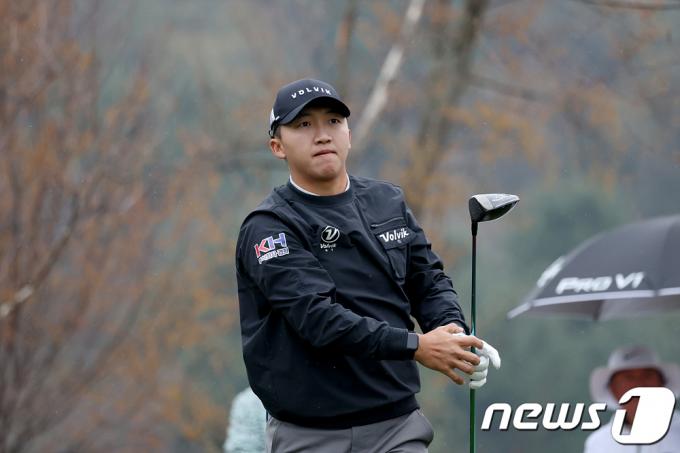 [사진] 타구 방향 살피는 김홍택