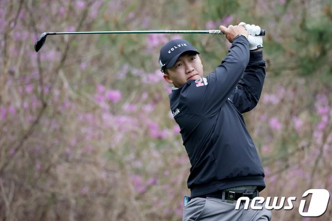 [사진] 2번홀 티샷 날리는 김홍택