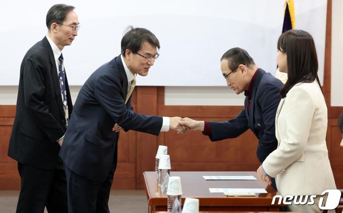 [사진] 인사 나누는 노태악 위원장·위성락 당선인