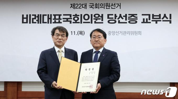 [사진] 당선증 펼친 차규근