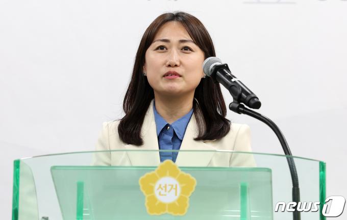 [사진] 소감 밝히는 백승아 당선인