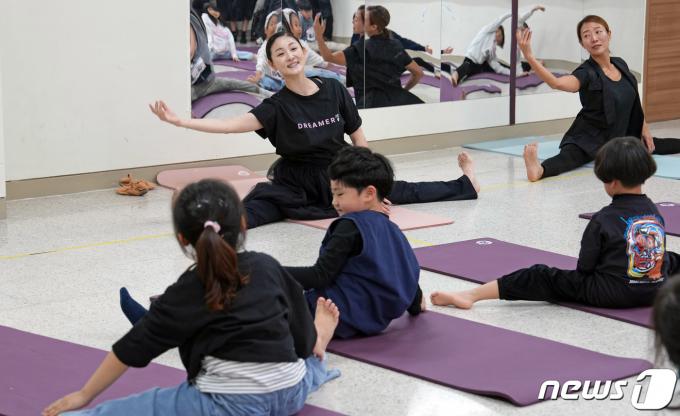 [사진] 늘봄학교, 찾아가는 마스터클래스 김주원의 발레교실