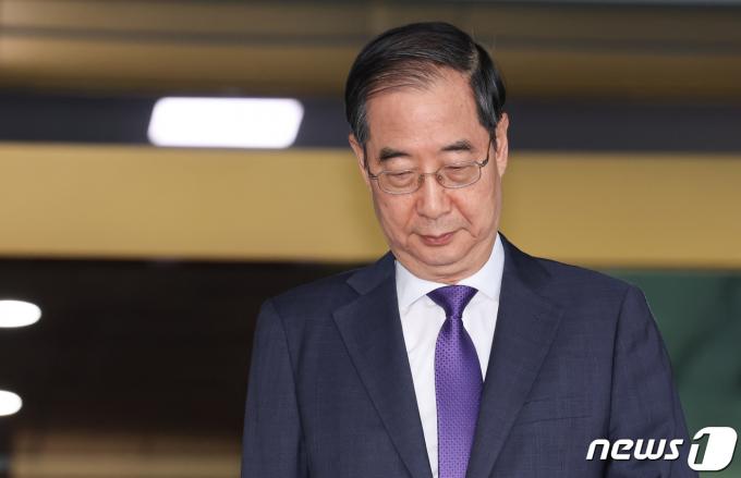 [사진] 청사 나서는 한덕수 총리