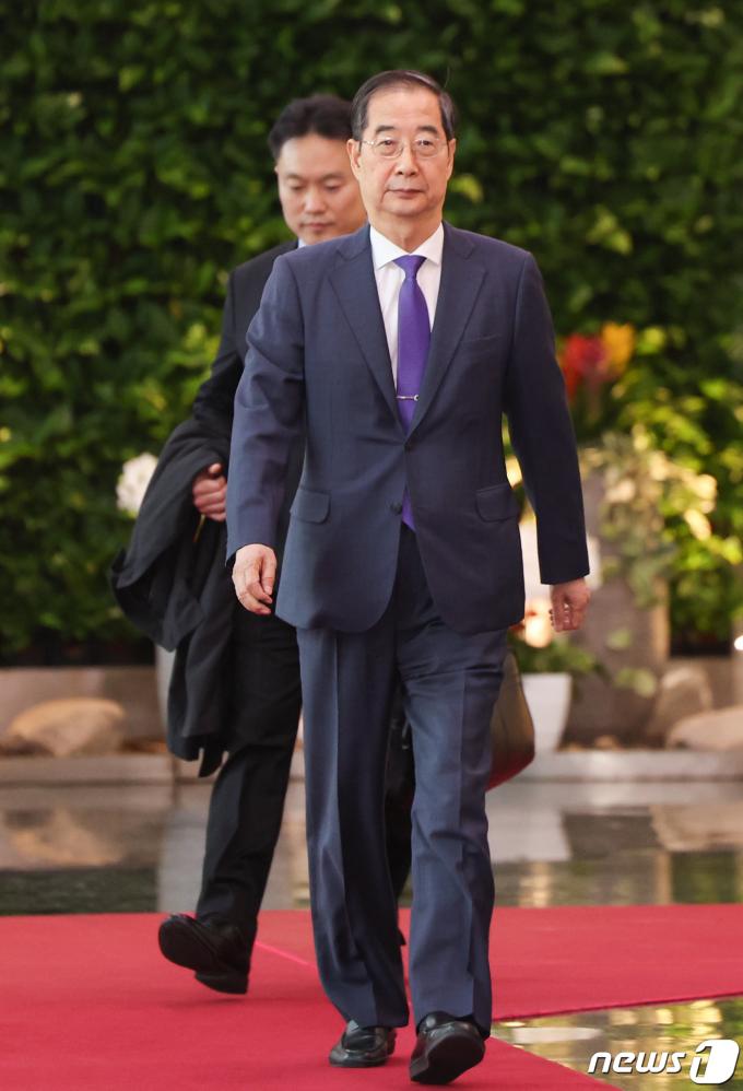 [사진] 청사 나서는 한덕수 총리 '사의 표명'