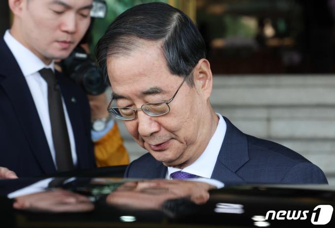 [사진] 청사 나서는 한덕수 총리