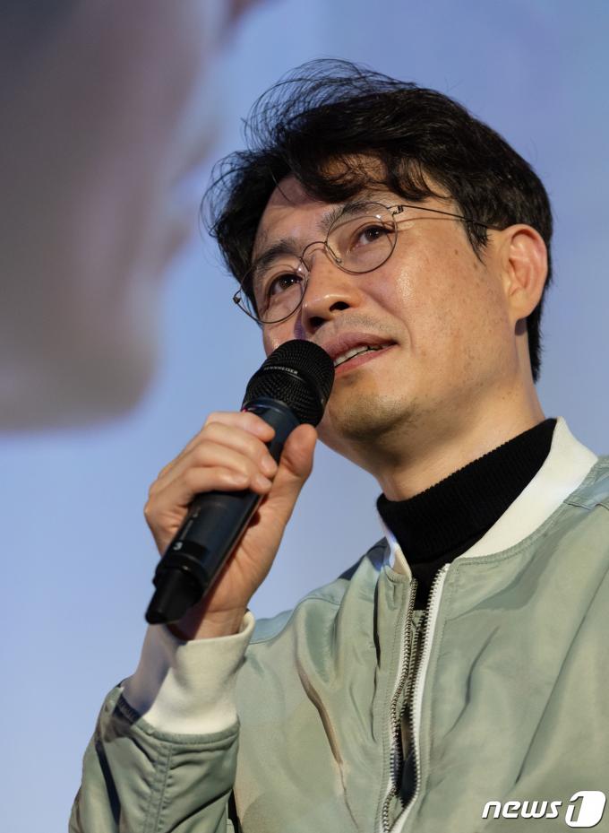 31일(현지시간) 프랑스 파리 퓌블리시스 시네마(Publicis Cin&eacute;mas) 극장에서 열린 ‘제18회 파리한국영화제(FFCP)’ 개막식에서 영화감독 류승완이 관객들에게 인사말을 하고 있다. 이날부터 11월 7일까지 총 8일간 열리는 ‘파리한국영화제’는 개막작 ‘밀수’(류승완)를 시작으로 ‘천박사 퇴마 연구소 : 설경의 비밀’(김성식), 독전 2(백종열), ‘비공식 작전’(김성훈), ‘리바운드’(장항준) 등 장편 21편, 단편 56편의 한국 영화가 프랑스에 공개된다. 폐막작으로는 허진호 감독의 신작 ‘보통의 가족’이 상영된다. 2023.11.1/뉴스1 ⓒ News1 이준성 기자