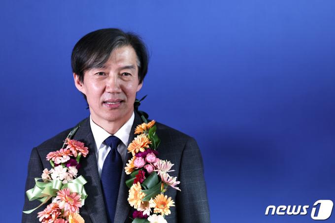 [사진] 꽃목걸이 목에 건 조국