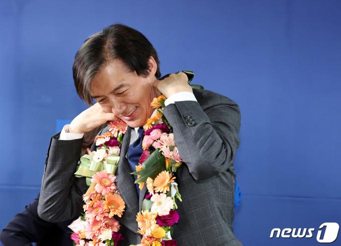 [사진] 꽃목걸이 목에 거는 조국