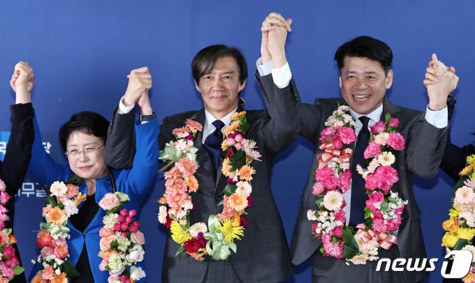 [사진] 조국, 당선인들과 함께