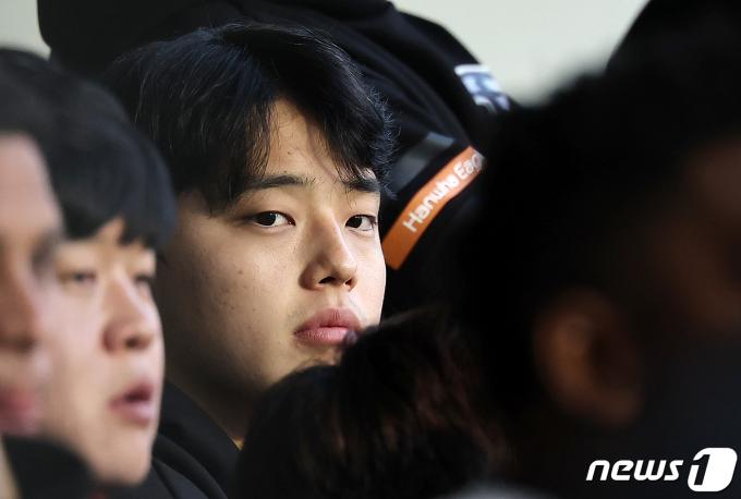 [사진] 문동주, '현진이형 첫 승이 나와야 할텐데'