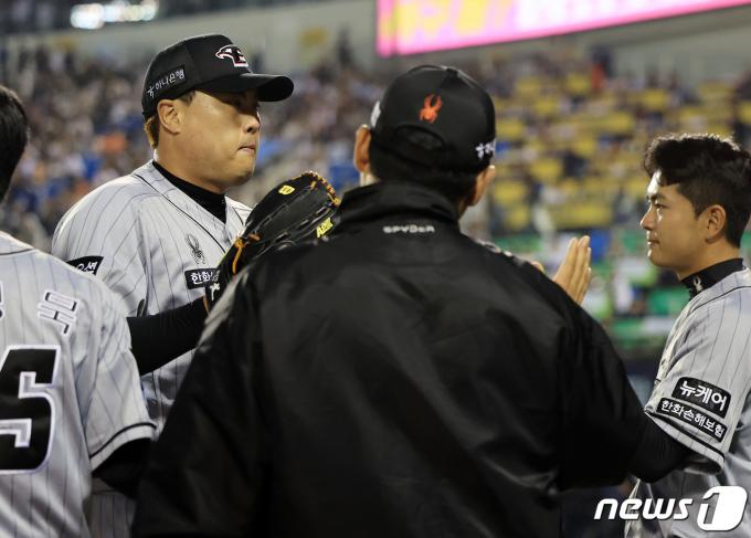 [사진] 류현진, 야수들의 도움과 함께 무실점 피칭