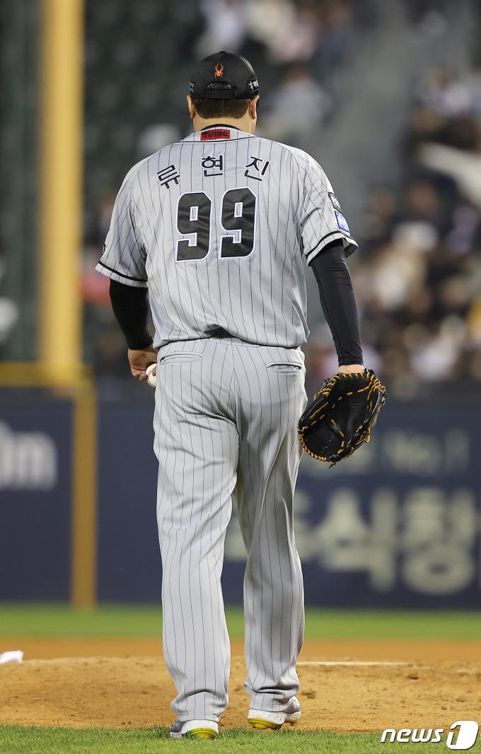 [사진] 마운드로 향하는 류현진