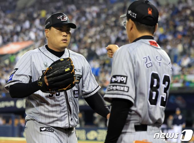 [사진] 김우석 코치, 류현진 대단해!