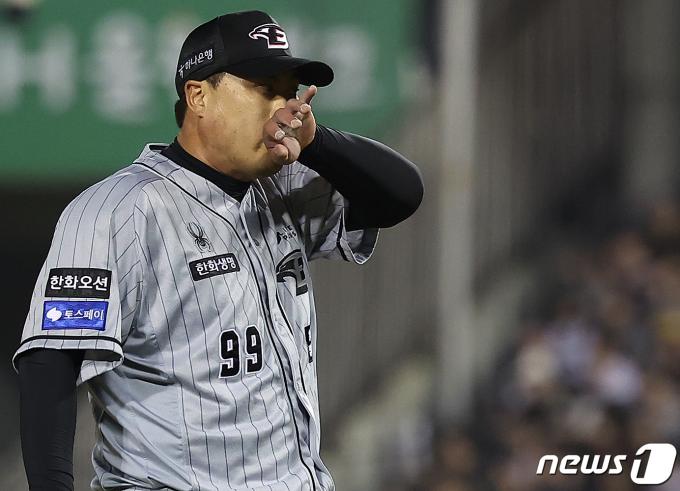 [사진] 9구 승부 끝에 김대한을 삼진으로 잡아내는 류현진