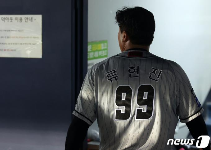 [사진] '6이닝 8K' 류현진, 12년 만에 복귀 승 눈앞