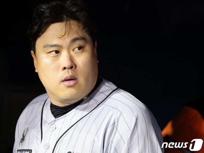 [사진] 승리투수 요건 갖춘 류현진, 12년 만에 복귀승 눈앞