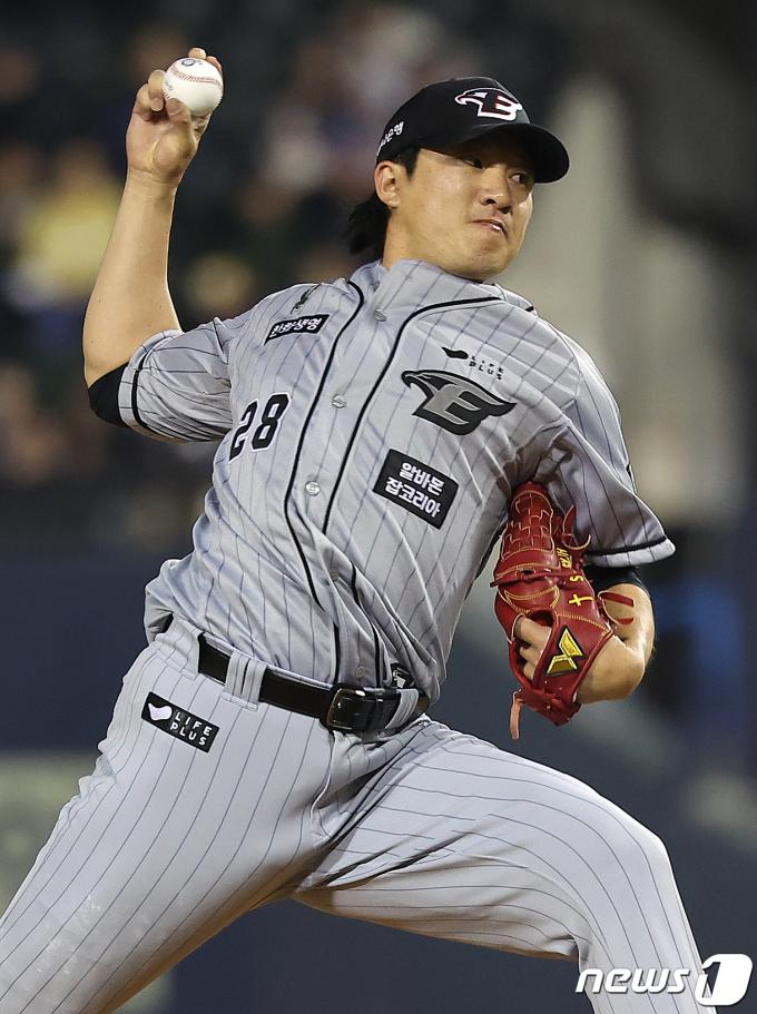 [사진] 장시환, 류현진 복귀 첫 승 내가 지킨다!