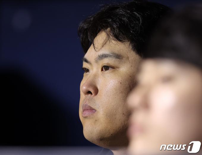 [사진] 덤덤한 표정으로 경기 지켜보는 류현진