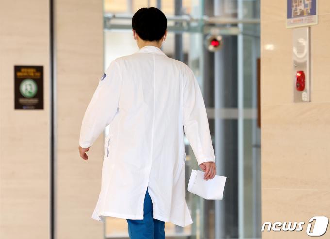 10일 오전 서울 소재 대학병원에서 의료진이 발걸음을 옮기고 있다. 2024.4.10/뉴스1 ⓒ News1 이동해 기자