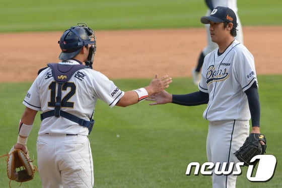 두산 시절의 최재훈(왼쪽)과 이용찬. /뉴스1 DB ⓒ News1 민경석 기자