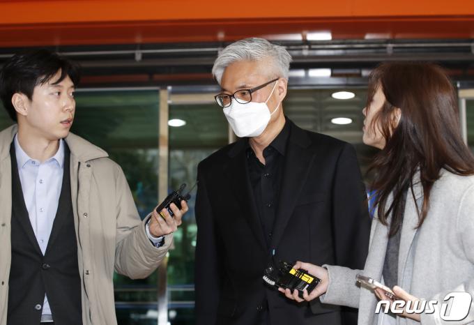 이태원 참사 당시 경찰 내부 보고서를 삭제하라고 지시한 혐의를 받는 박성민 전 서울경찰청 공공안녕정보외사부장이 14일 오후 서울 마포구 서울서부지방법원에서 열린 1심 선거 공판을 마친 뒤 법정을 나서고 있다. 서울서부지법 형사합의11부(부장 배성중)는 이날 증거인멸교사·공용전자기록등손상교사 혐의로 기소된 박 전 부장에게 징역 1년 6개월을 선고했다. 2024.2.14/뉴스1 ⓒ News1 권현진 기자