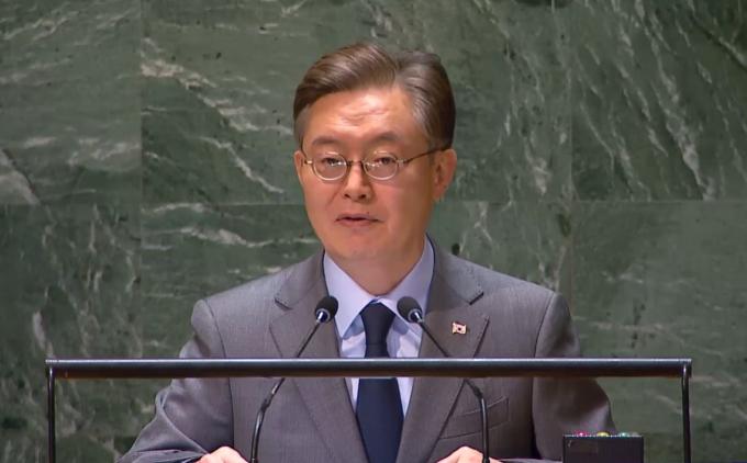 황준국 주유엔 한국대사가 11일(현지시간) 미국 뉴욕 유엔총회장에서 러시아의 대북제재위 전문가 패널 임무 연장 안보리 결의 거부권 행사와 관련해 열린 유엔총회 공개토의에서 발언을 하고 있다. 사진은 유엔TV 화면 캡처.