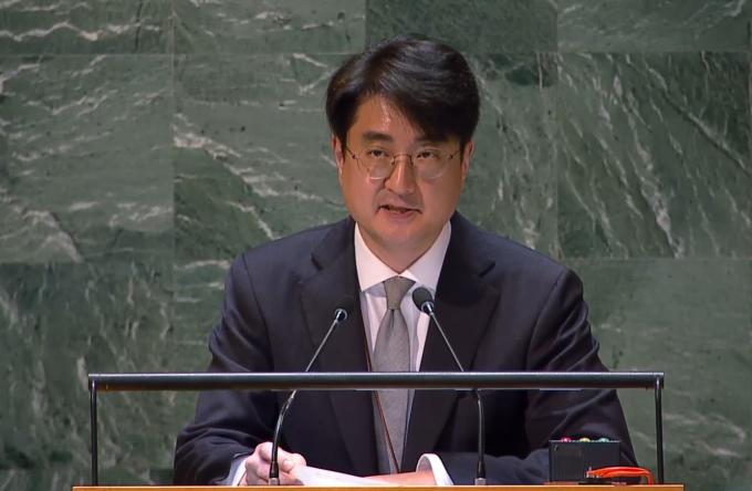 김성훈 주유엔 한국대표부 참사관이 11일(현지시간) 미국 뉴욕 유엔총회장에서 러시아의 대북제재위 전문가 패널 임무 연장 안보리 결의 거부권 행사와 관련해 열린 유엔총회 공개토의에서 발언을 하고 있다. 사진은 유엔TV 화면 캡처.