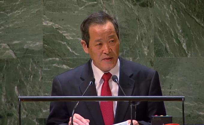 김성 주유엔 북한대사가 11일(현지시간) 미국 뉴욕 유엔총회장에서 러시아의 대북제재위 전문가 패널 임무 연장 안보리 결의 거부권 행사와 관련해 열린 유엔총회 공개토의에서 발언을 하고 있다. 사진은 유엔TV 화면 캡처.
