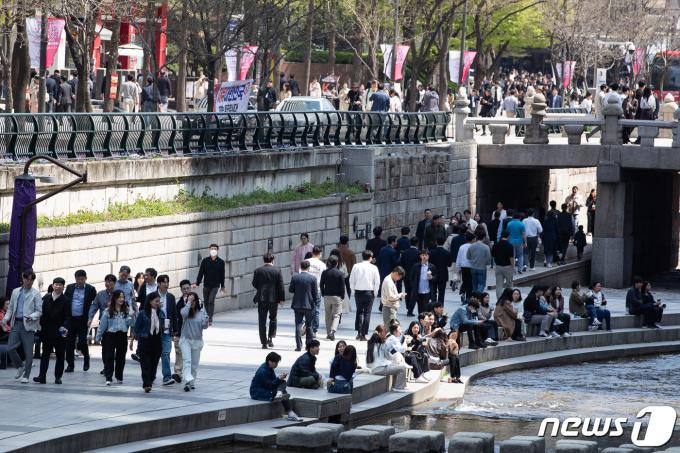 낮 기온이 20도까지 오른 9일 직장인들이 청계천을 산책하고 있다. 2024.4.9/뉴스1 ⓒ News1 유승관 기자