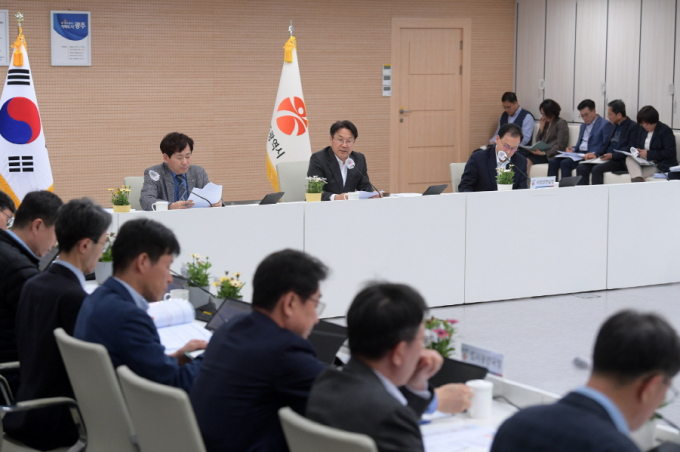 강기정 광주광역시장이 11일 오후 시청 중회의실에서 열린 ‘2025년도 3차 국비 신규사업 발굴보고회’를 주재하고 있다./사진=광주시