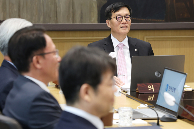 기준금리를 결정하는 금융통화위원회 정례회의가 12일 서울 중구 남대문로 한국은행에서 진행된 가운데 이창용 한은 총재가 회의를 주재하고 있다.  한은 금통위는 이날 기준금리를 10차례 연속 동결을 결정했다./사진=임한별(머니S)