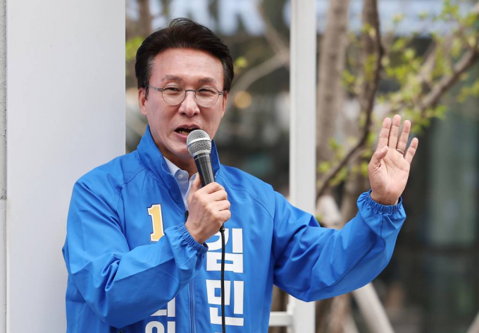 김민석 더불어민주당 서울 영등포을 당선인이 김건희·한동훈 특검법에 대해 조국혁신당과 함께 논의할 수 있다는 입장을 밝혔다. 사진은 지난 8일 서울 영등포구 여의도 우체국 앞에서 지지를 호소하고 있는 김민석 후보. /사진= 뉴스1