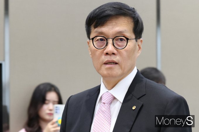 [머니S포토] 올해 세번째 기준금리 결정 '금통위' 동결과 인상사이…