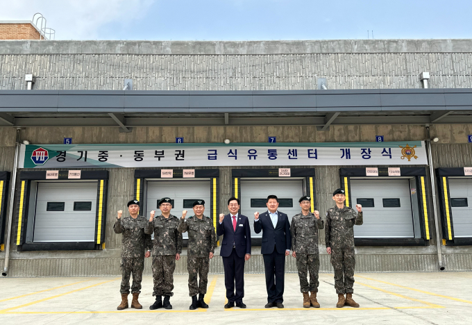  전진선 양평군수(가운데)와 육군 제7기동군단 7군수지원단 관계자들이 11일 경기 중·동부권 급식유통센터 개장식을 가진 뒤 기념촬영을 하고 있다. /사진제공=양평군