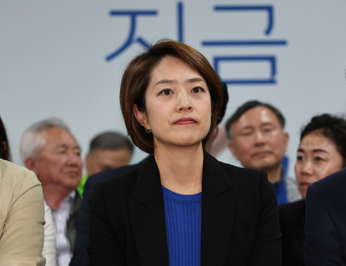 고민정 더불어민주당 최고위원이 대통령실 비서실장에 이동관 전 방통위원장이 물망에 올랐다는 언론 보도에 대해 "용산이 아직 정신 못 차렸구나 싶다"고 밝혔다. 사진은 고 최고위원이 지난 10일 오후 서울 광진구 본인의 선거사무실에서 출구조사방송을 시청하는 모습. /사진=뉴시스