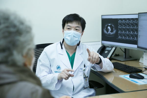 전국의과대학교수 비상대책위원장이 기존 방재승 교수에서 최창민 서울아산병원 호흡기내과 교수로 바뀌었다. 최 위원장이 2020년 11월 80대 조기 폐암 여성 환자를 진료하고 있다. /사진=서울아산병원