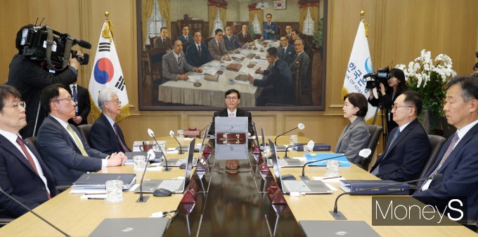 ▲ 금통위 회의주재하는 이창용 한은 총재