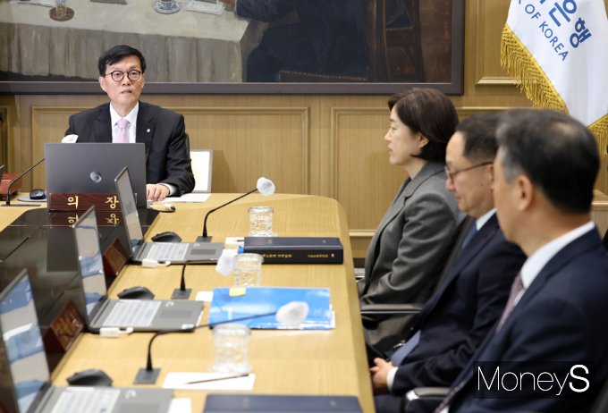 ▲ 금통위원들과 대화 나누는 이창용 한은 총재