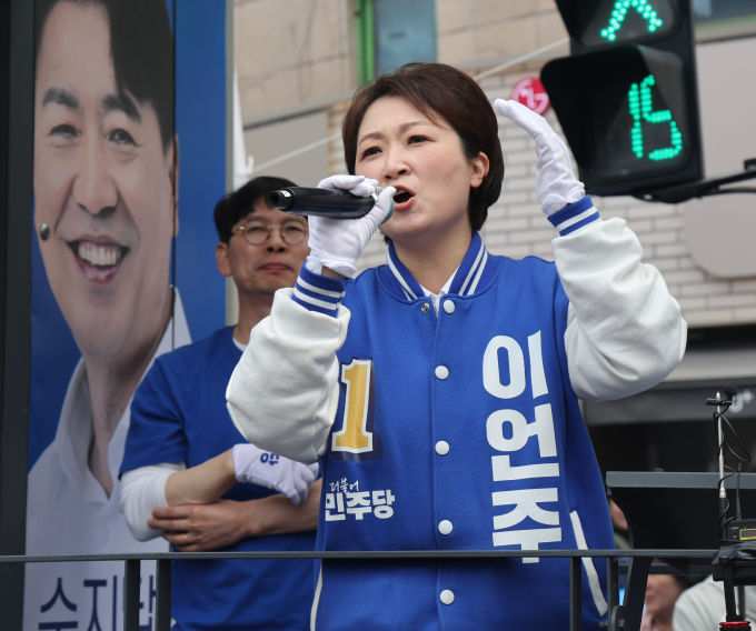 이언주 더불어민주당 당선인(경기 용인정)은 제22대 국회의원 선거에서 민주당이 압승한 것에 대해 "국민들이 야당에 200석 가까이 몰아준 것은 내각제로 보면 사실상 정권교체"라고 말했다. 사진은 이 당선인이 지난 6일 경기 용인 수지구 펑덕천사거리 일대에서 지지를 호소하는 모습. /사진=뉴스1