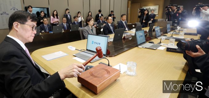 [머니S포토] '물가안정' 초첨 둔 금통위, 기준금리 3.50% 동결