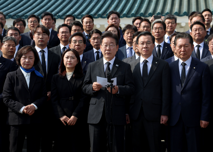 이재명 더불어민주당 대표가 윤석열 대통령과의 영수 회담 가능성에 대해 당연히 만나서 대화해야 한다고 말했다. 사진은 이 대표(맨앞 가운데)가 민주당 당선인들과 함께 12일 서울 동작구 국립서울현충원에서 기자회견을 하는 모습. /사진=뉴스1(공동취재)