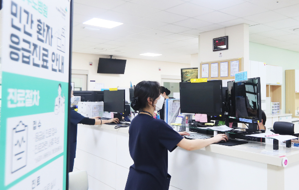  의료 공백으로 치료 받지 못할 위기에 처한 환자를 국군수도병원 김윤택 안과 교수가 지난달 치료한 사연이 공개됐다. 지난 2월20일 오전 경기도 성남시 국군수도병원 응급실에서 의료진들이 진료 준비를 하고 있다. /사진=뉴스1