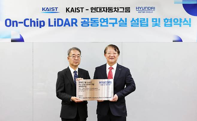 KAIST 대전 본원에서 열린 공동연구실 현판 전달식. 현대차 선행기술원장 이종수 부사장(왼쪽)과 KAIST 이상엽 연구부총장./사진제공=현대차그룹 제공