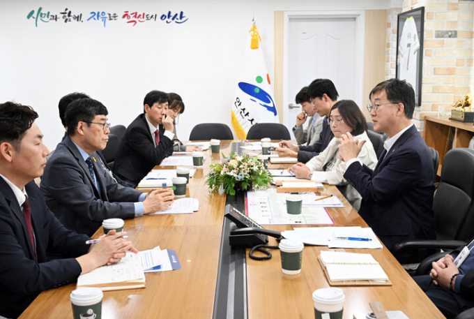  이민근 안산시장(오른쪽 첫번째)과 김태훈 안산교육지원청 교육장(왼쪽 두번재)이 9일 안산시장 집무실에서 간담회를 갖고 있다. / 사진제공=안산시 