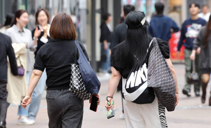 오는 13일 전국 대부분 지역이 초여름 날씨를 보일 것으로 예상된다. 사진은 초여름 날씨를 보인 지난 8일 대구 중구 동성로에서 반팔을 입고 길을 걷고 있는 시민들. /사진= 뉴시스  