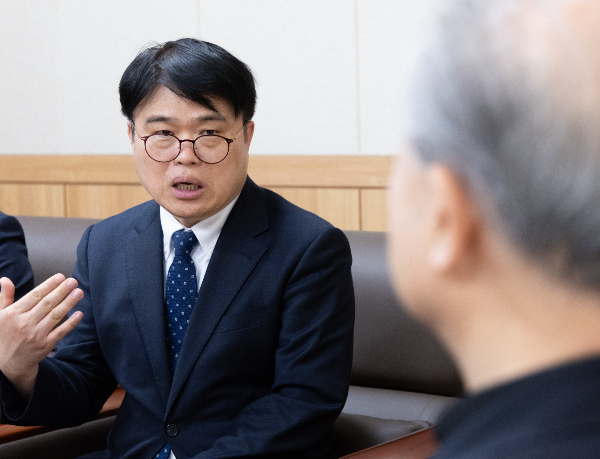 임현택 대한의사협회 회장 당선인이 의협 비상대책위원회 지도부에 대한 의사면허 정지 중지 신청을 기각한 법원을 비판했다. 임 당선인이 지난 9일 오후 경기도 수원시 장안구 천주교수원교구청에서 이용훈 한국천주교주교회의 의장과 환담을 나누고 있다. /사진=뉴스1