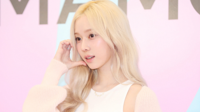그룹 에스파 멤버 윈터가 기흉 수술을 받고 난 후 회복 중이다. 사진은 지난 3월8일 오전 서울 성동구 인근에서 열린 아모레퍼시픽 아몽드 팝업스토어 오픈 기념 행사에서 포즈를 취하는 그룹 에스파 윈터. /사진=뉴시스