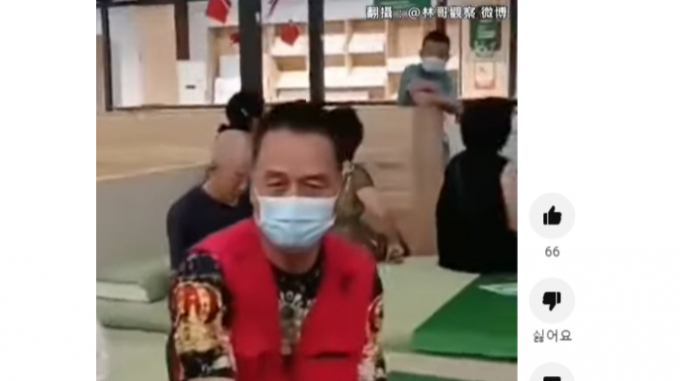 중국 관광객들이 침구류 구입을 거부하자 가게가 문을 잠그고 관광객들이 나가지 못하게 몇시간 동안 가두는 일이 벌어졌다. 사진은 매트리스 매장에 억류된 사람들. /사진=유튜브 채널 '씨원트'(CTWANT) 캡처
